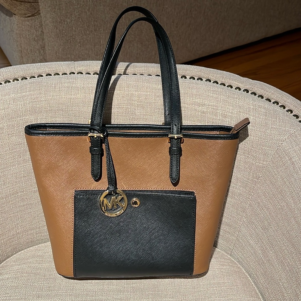 MICHAEL KORS handbag w inside zippered sections, phone/card pockets, key leash,
